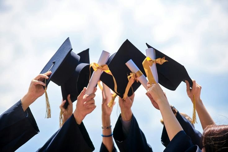 Graduates lifting certificates